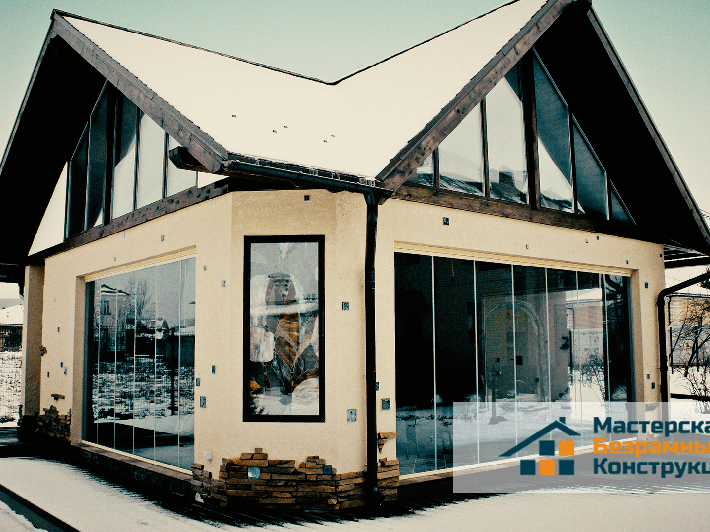 Открытый маленький домик