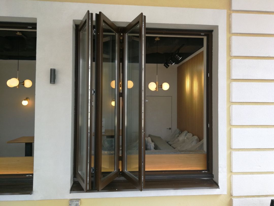 Распашная маятниковая стеклянная дверь