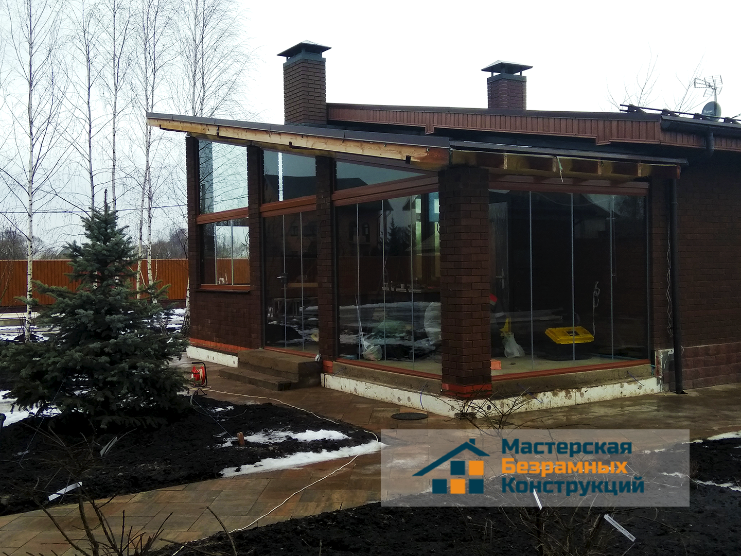 Веранда с безрамным слайдер остеклением