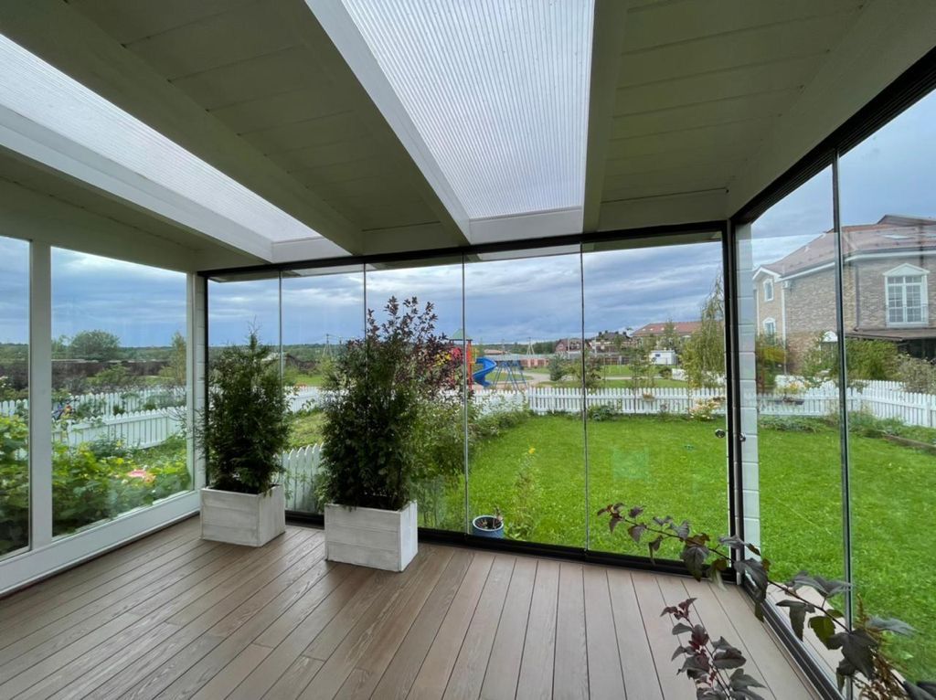 Распашная маятниковая стеклянная дверь