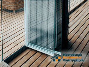 Остеклённая беседка