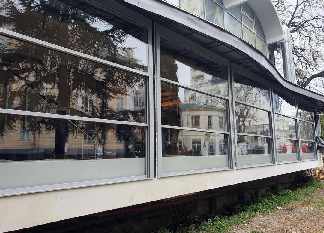 Распашная маятниковая стеклянная дверь