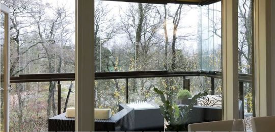 Остекление балкона безрамным остеклением