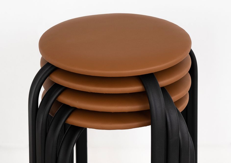 удобное хранение табуретов