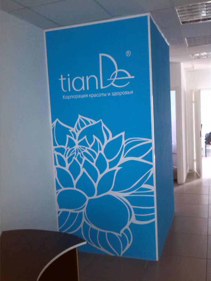 Плоттерная резка и монтаж наклейки из белой пленки Oracal