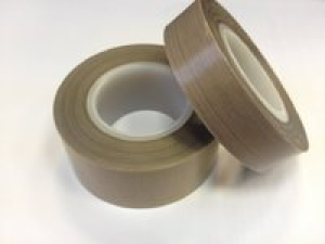 Тефлон – один из наиболее технологичных материалов, выпускаемых современной промышленностью, востребованный при производстве посуды, противней, форм для выпечки и других аксессуаров, которые необходимы и на простой кухне, и на крупном хлебозаводе.