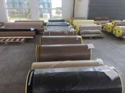 Антипригарных тефлоновые ленты защищают рабочие поверхности оборудования от клея, расплавленных материалов, загрязнений и налипания. Ее используют в упаковочных машинах, термопрессах, конвейерных системах и других механизмах.