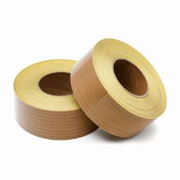 Тефлоновая лента без прочной основы — мягкий материал, который растягивается и легко рвется. Для производственных задач такое решение не подходит. Чтобы сделать материал прочнее, мы укрепляем его стекловолокном.