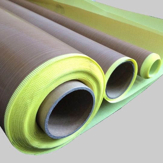 Тефлон (политетрафторэтилен, ПТФЭ) — материал, который используется в различных областях промышленности и техники. Некоторые свойства ПТФЭ: Термостойкость — способен выдерживать температуры до 260°C без изменения свойств. Химическая стойкость — устойчив к большинству химических реагентов, включая кислоты, щелочи и растворители. Низкий коэффициент трения — что позволяет уменьшить износ и увеличить эффективность машин и механизмов. Устойчивость к ультрафиолетовому излучению — не разлагается под воздействием ультрафиолетовых лучей.