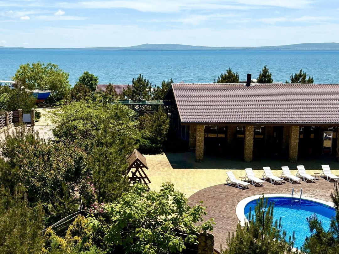 Винодельня с отелем на берегу моря