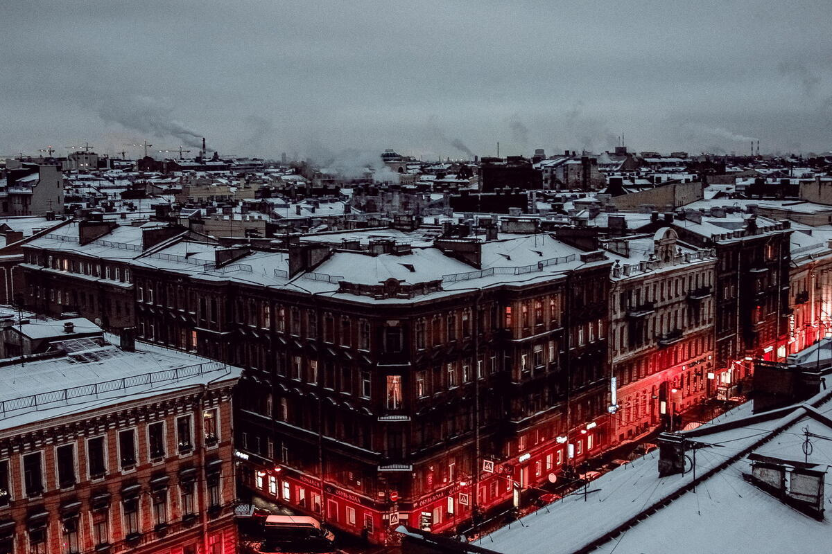 Красный свет на улице Санкт-Петербурга