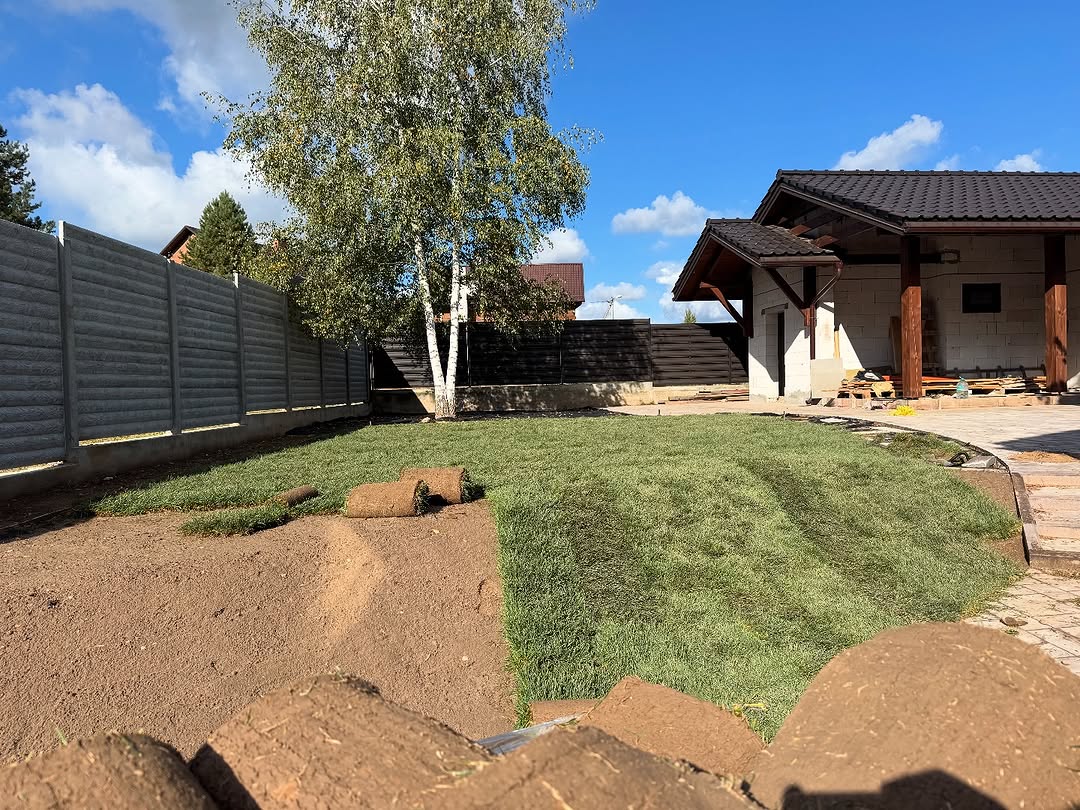 Монтаж настоящего рулонного газона в Ярославле фото 1