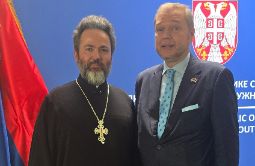 Богослужение в православном храме в Робертсоне, священник у алтаря и прихожане во время литургии.