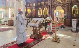 19 августа 2026 года, в праздник Преображения Господа Бога и Спаса нашего Иисуса Христа, настоятель кафедрального собора преподобного Сергия Радонежского в Йоханнесбурге протоиерей Даниил Луговой совершил утреню и Божественную литургию. Настоятелю прихода сослужил диакон Стивен Хейз. По окончании Божественной литургии, согласно древней церковной традиции праздника Преображения Господня, было совершено освящение плодов, принесённых в храм молящимися. Обращаясь к собравшимся, отец Даниил поздравил всех с праздником и призвал к деятельному преображению своей жизни во Христе, к восхождению к Богу через молитву и исполнение Евангелия. Он пожелал, чтобы жизнь каждого была озарена Божественным светом и благодатью Спасителя, явленными на горе Фавор. После богослужения было совершено отпевание многолетней прихожанки кафедрального собора Валерии.