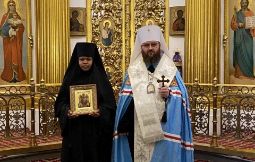 Богослужение в православном храме в Робертсоне, священник у алтаря и прихожане во время литургии.