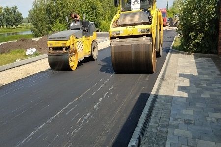 Laying asphalt