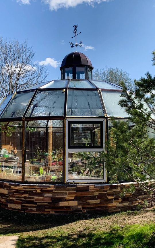 Панорамная купольная теплица оранжерея из стекла и металла