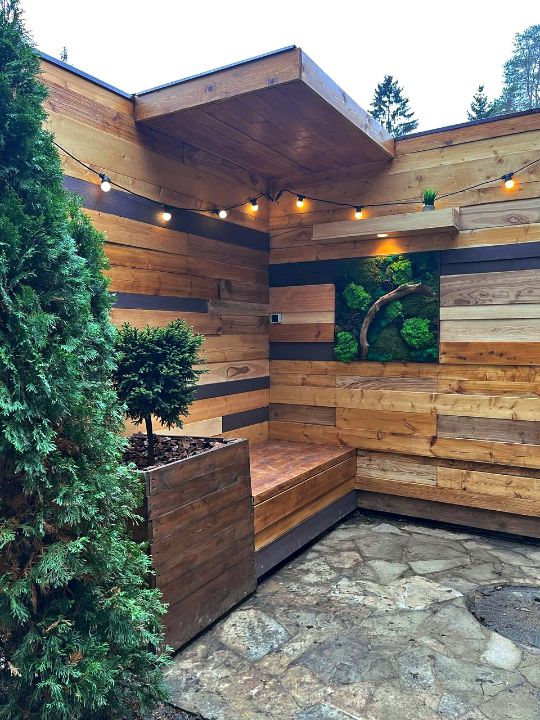 Забор около банного чана из сосны, планкена и металла