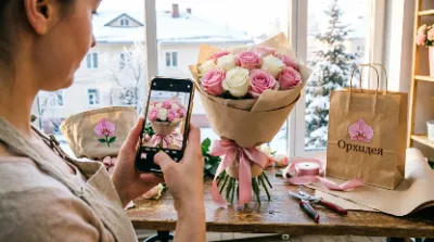 Честность магазина «Орхидея»: флорист фотографирует готовый букет роз перед отправкой — клиент получает фото того букета, который приедет получателю