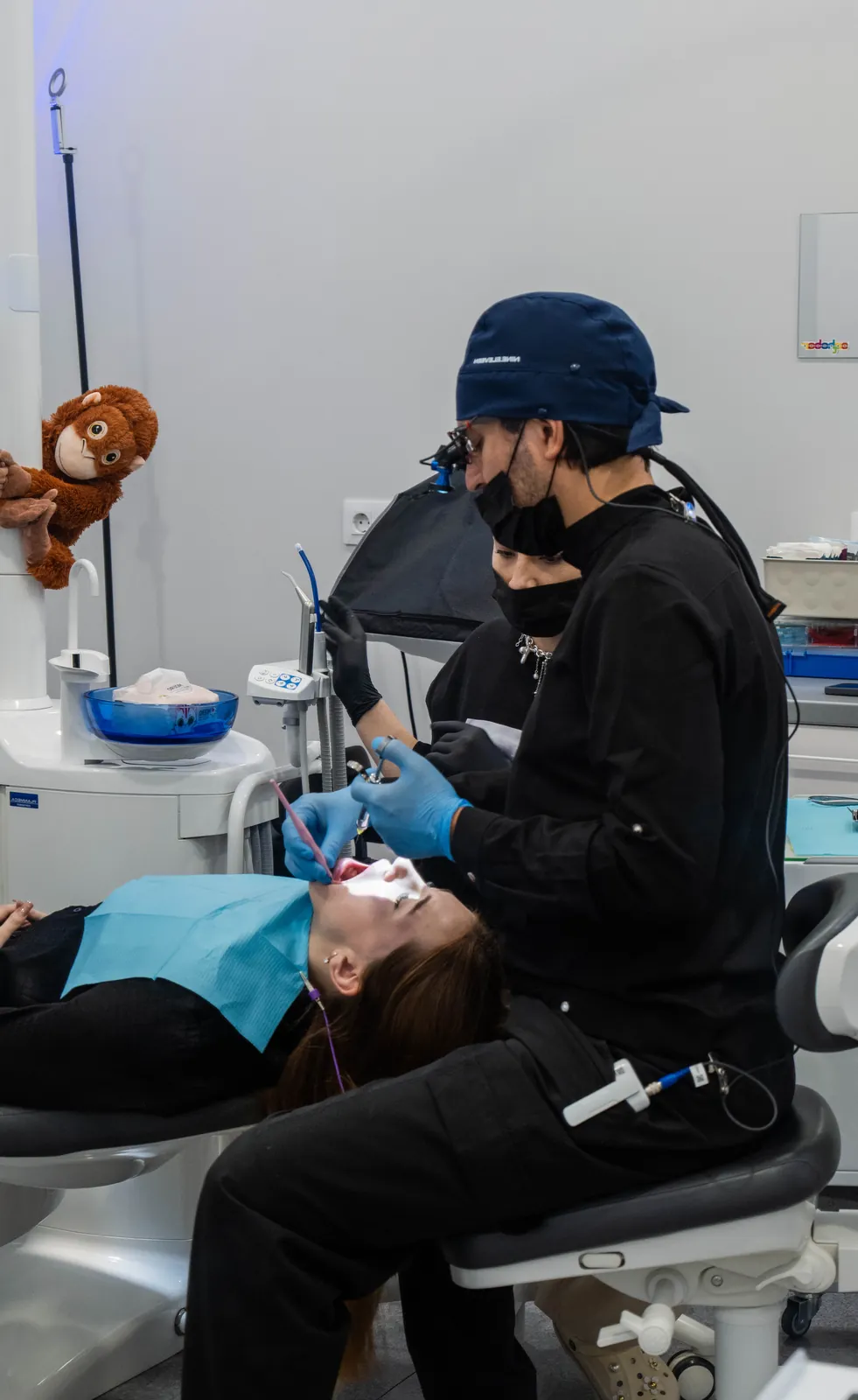 Приём у стоматолога в клинике ORTHO.BAR: лечение пациента в кресле