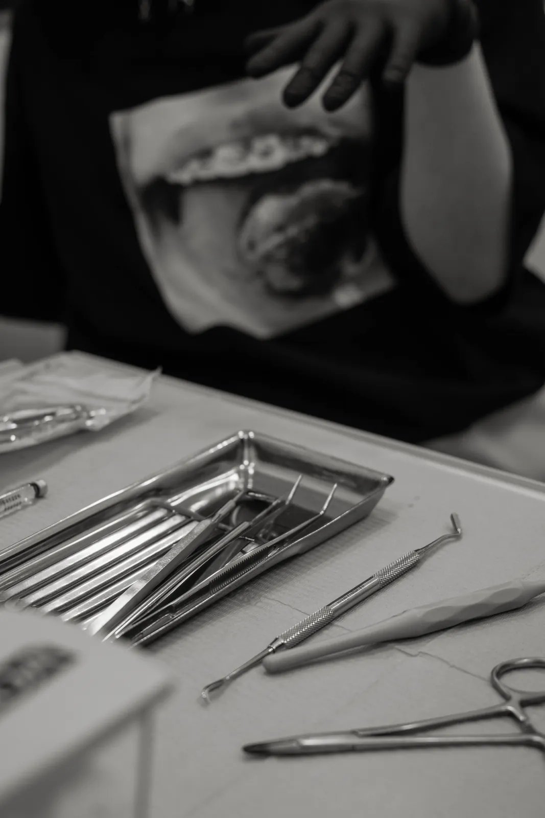 Стерильные стоматологические инструменты на лотке в клинике ORTHO.BAR