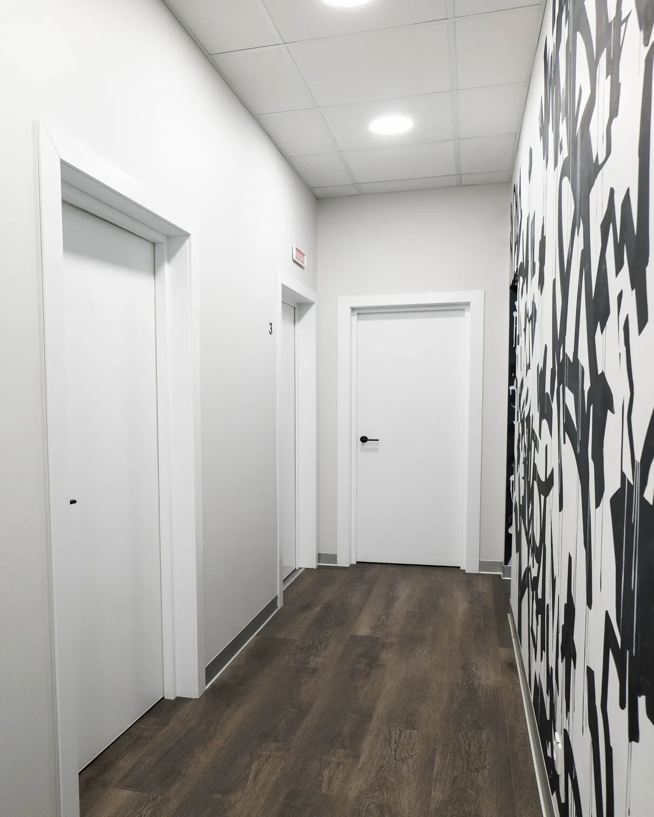 Коридор к кабинетам стоматологической клиники ORTHO.BAR