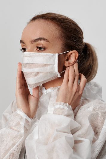 Черная и белая защитные маски