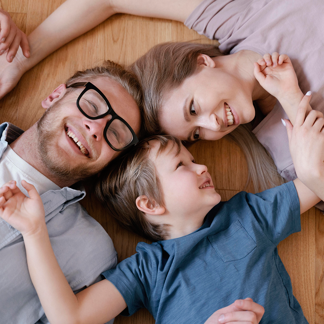 2 parents. Довольные родители. Довольные дети родители. Фотографии среднего плана дети.