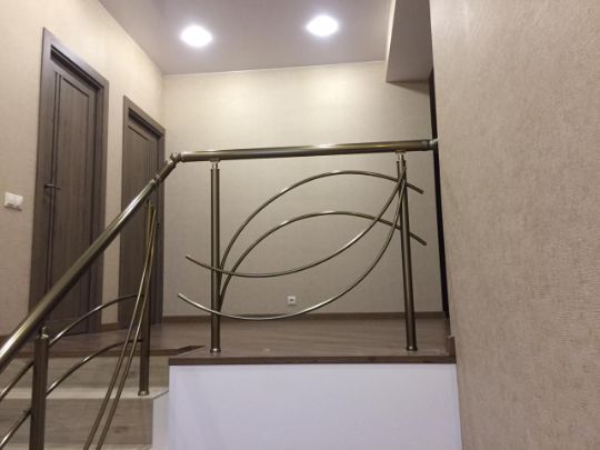Лестницы из металла, дерева, стекла. Кованые перила для лестниц