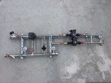 Смесительный узел с байпасом и резервным насосом