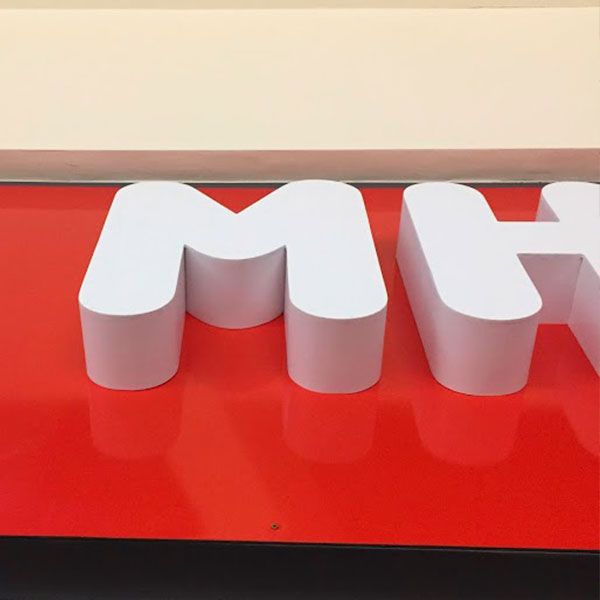 Много мебели