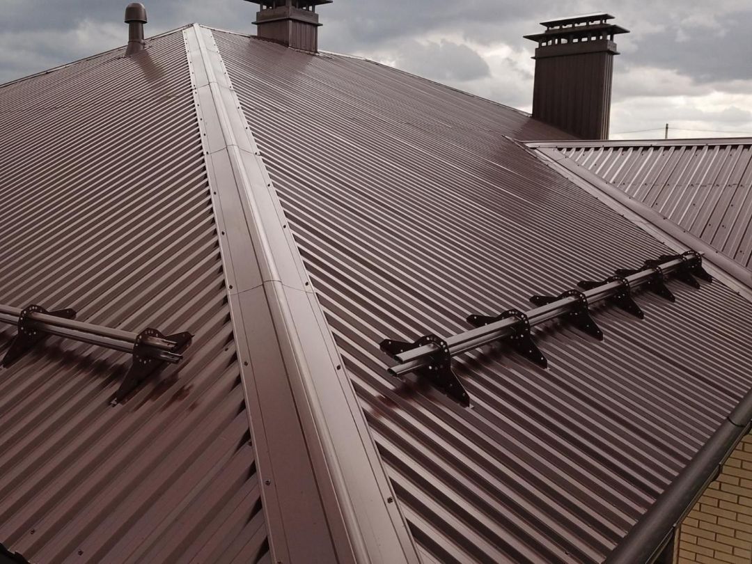 Фото компании Таткровстрой tat_krov_ПН С21R_Satin 8017_cнежки_фигурная доборка_02