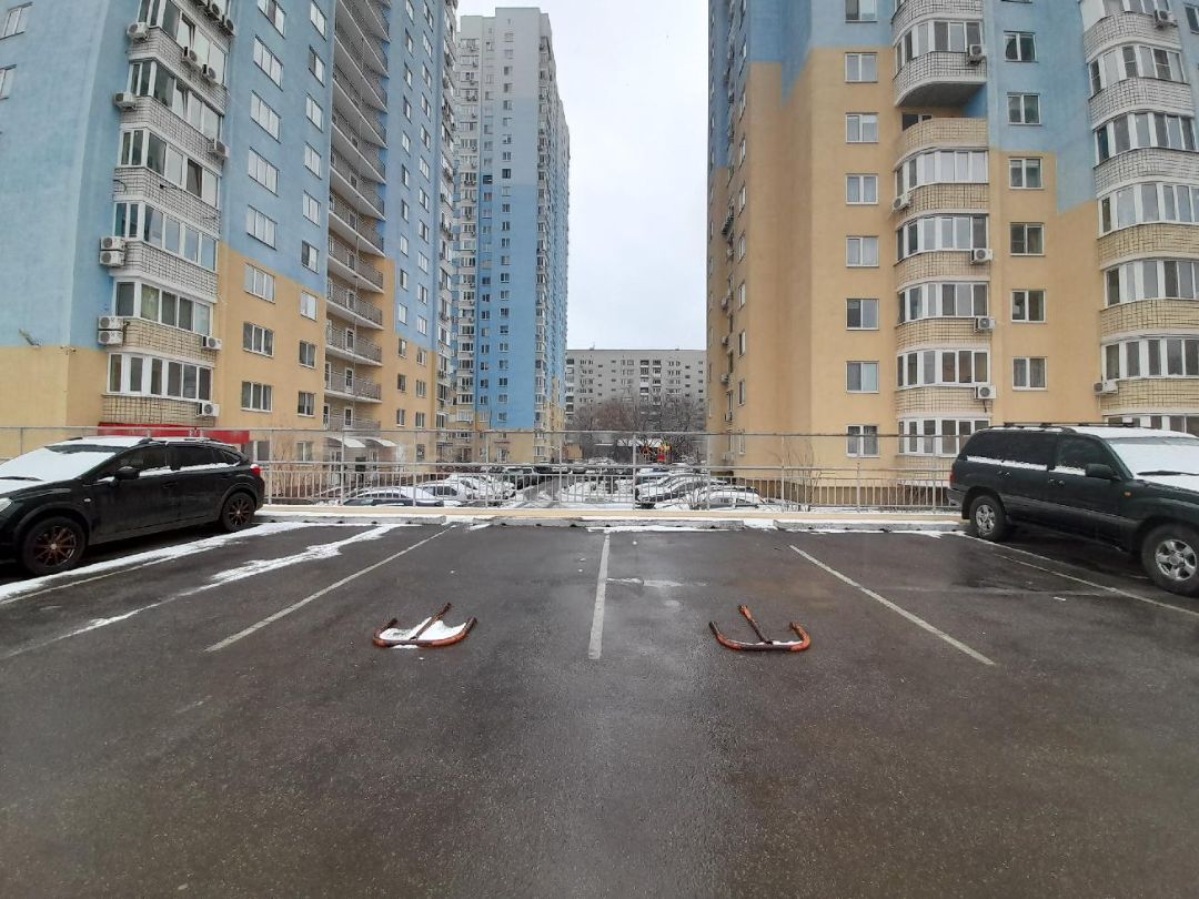 Фото машино-мест в продаже на парковке ЖК Лазурный