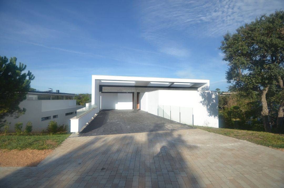 Въезд в паркинг Вилла Ла Сельва 7 гольф-клуб PGA Catalunya Resort, Каталония - Продажа - Недвижимость Испании