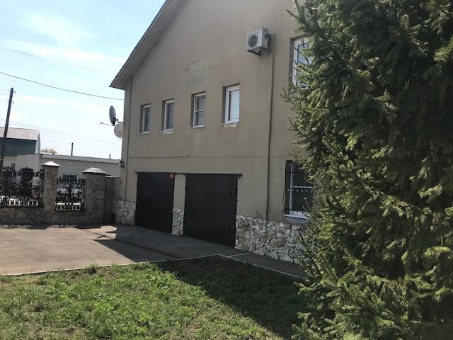 Въезд в гараж - Коттедж 217 м2 озеро Сазанка Энгельс, продажа