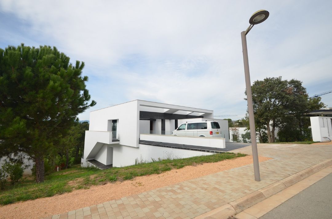 Вид с улицы Вилла Ла Сельва 7 гольф-клуб PGA Catalunya Resort, Каталония - Продажа - Недвижимость Испании