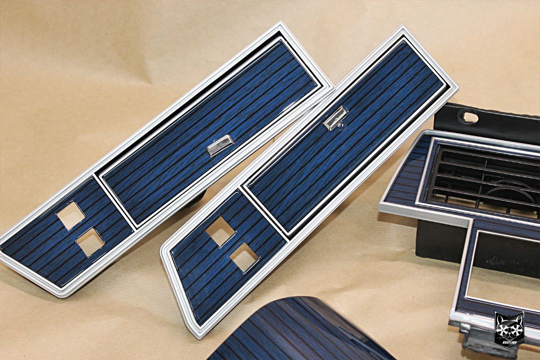 Lincoln Town Car - Бордовые полоски на синем дереве