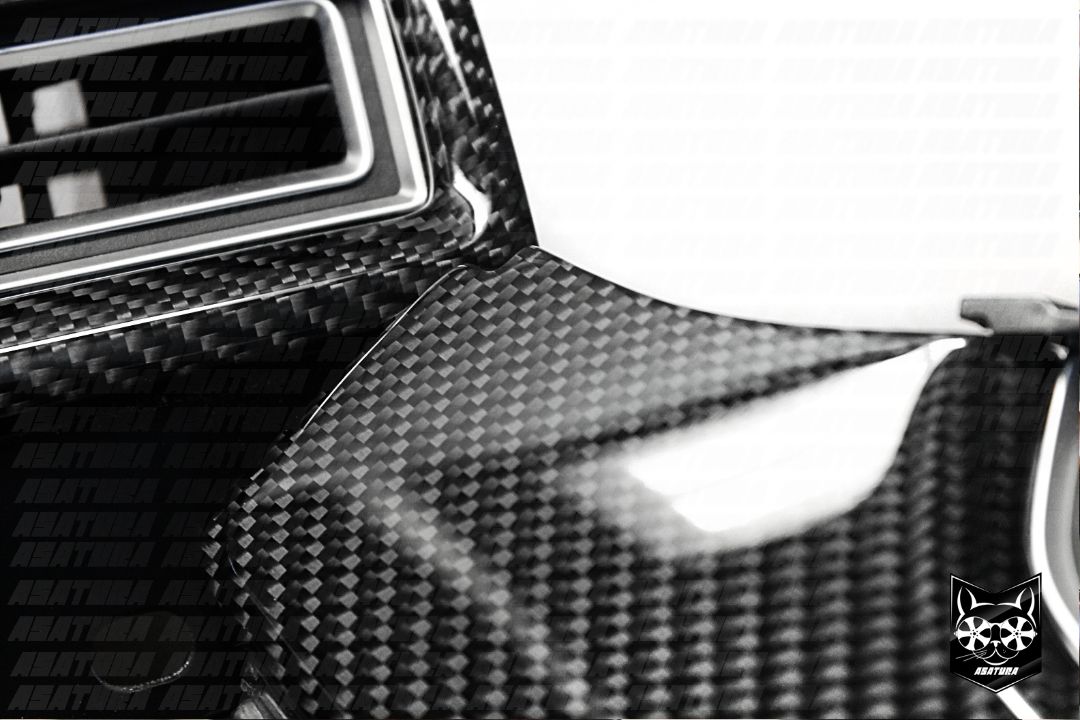 Tesla - Натуральный карбон