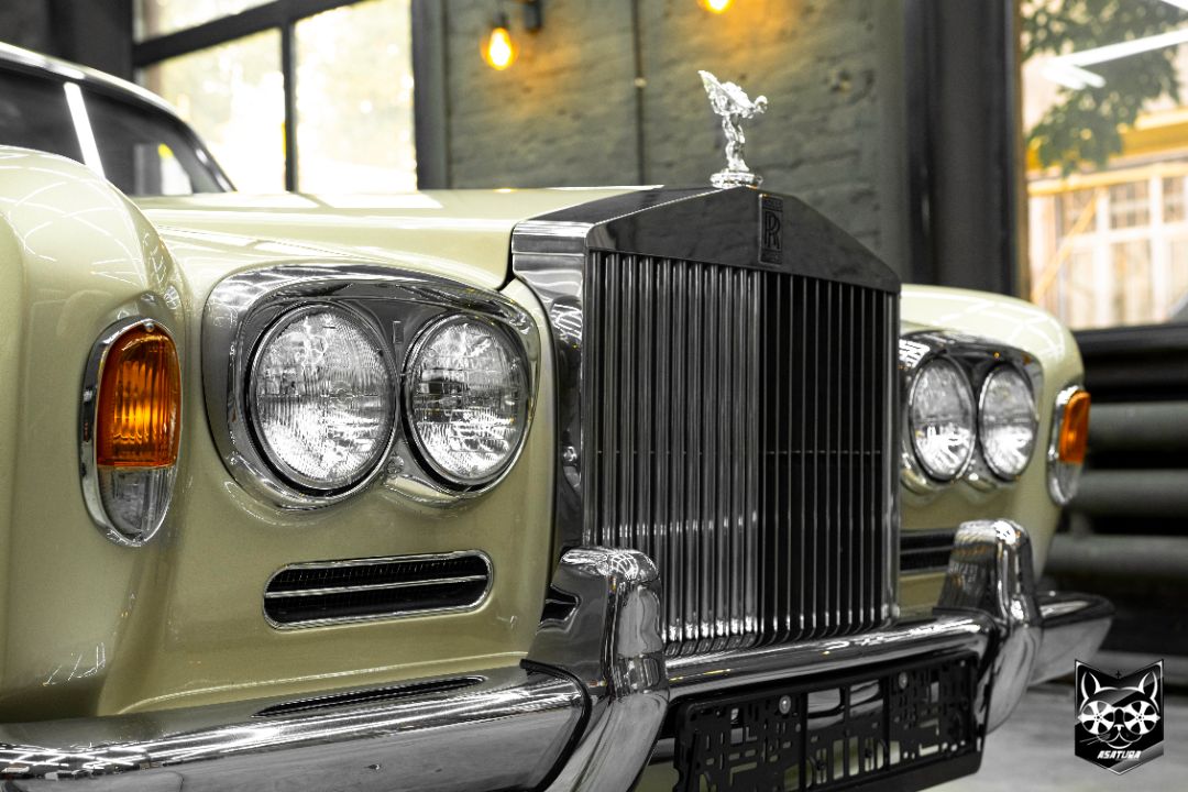 Rolls-Royce Silver Shadow - Полировка, детейлинг, химчистка салона, реставрация, чеканка и полировка хромированных колпаков, реставрация шпона в интерьере, реставрация и покраска кожи в салоне