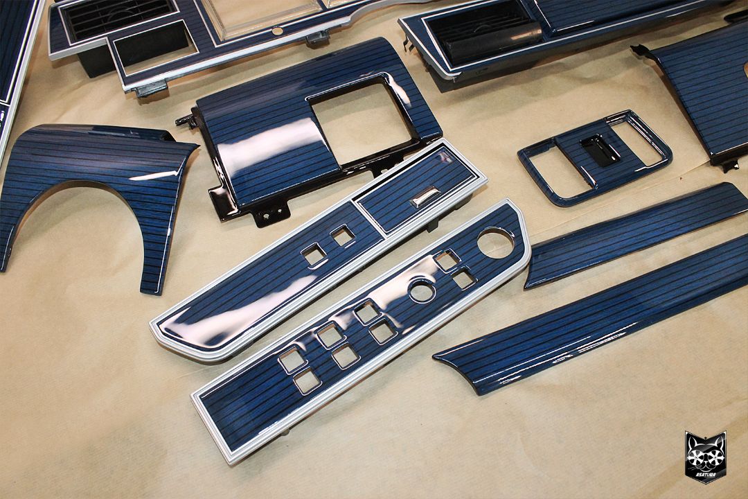 Lincoln Town Car - Бордовые полоски на синем дереве