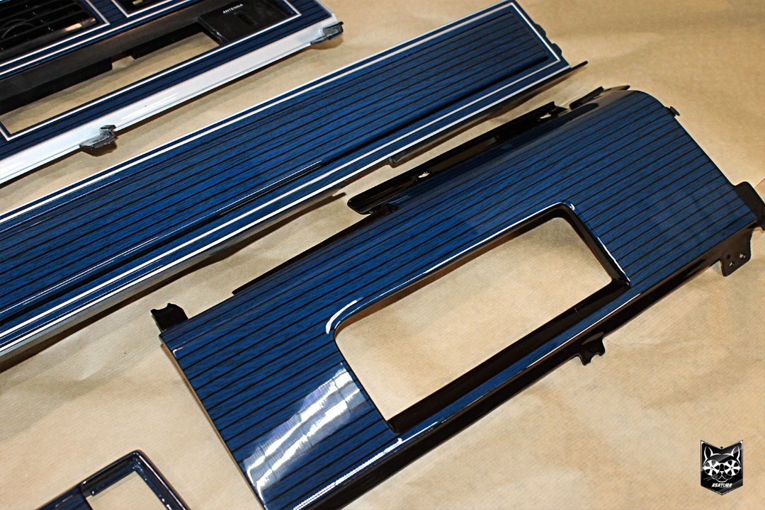 Lincoln Town Car - Бордовые полоски на синем дереве