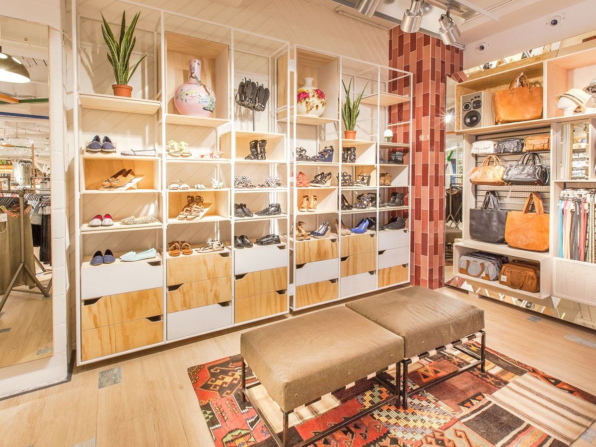 Торговое оборудование и мебель для магазина одежды