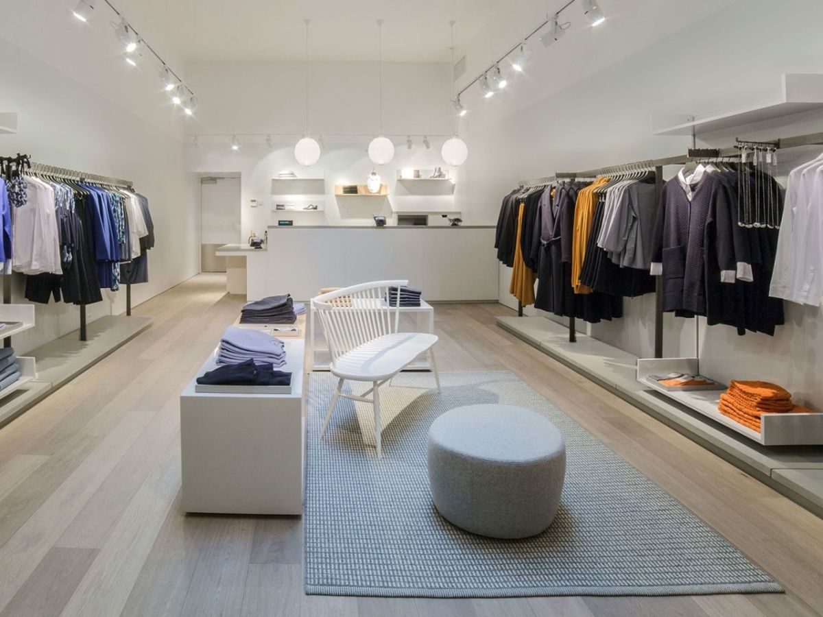 Торговое оборудование и мебель для магазина одежды