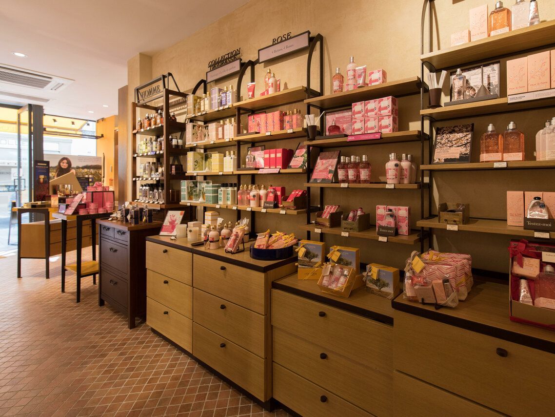 Мебель для магазина парфюмерии