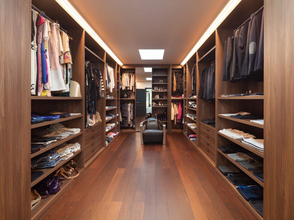 Торговое оборудование и мебель для магазина одежды