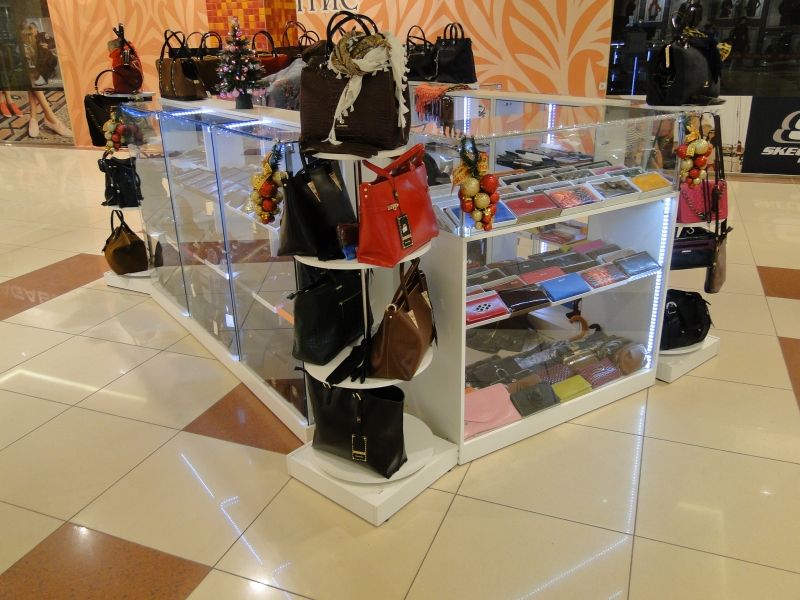 Торговое оборудование и мебель для магазина одежды