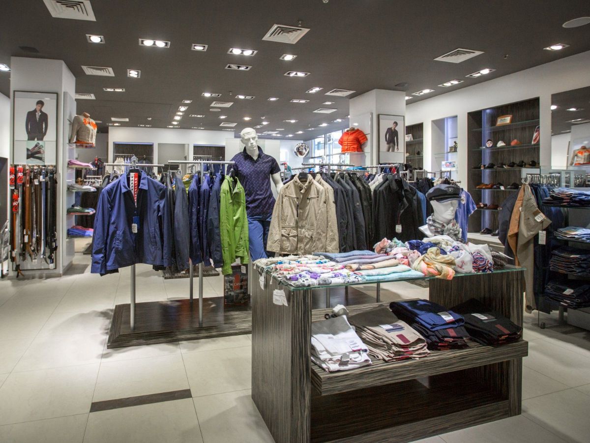 Торговое оборудование и мебель для магазина одежды