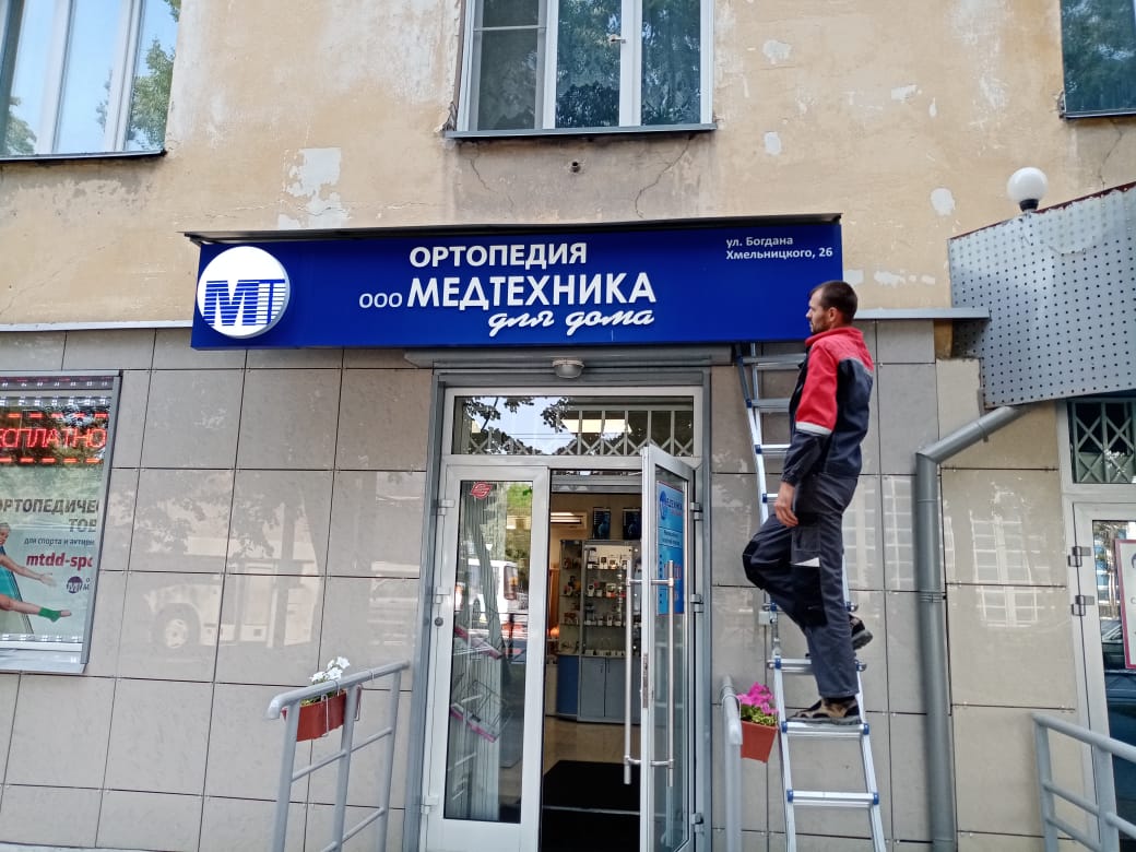 Монтаж рекламных конструкций