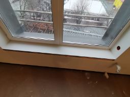 Изображение подоконника из HPL плиты в белом цвете.