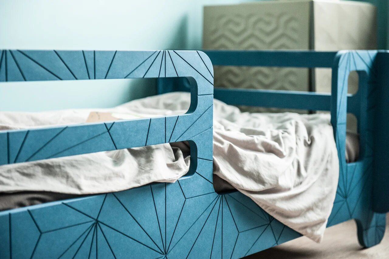 Фасады из VALCHROMAT с фрезеровкой в детской комнате